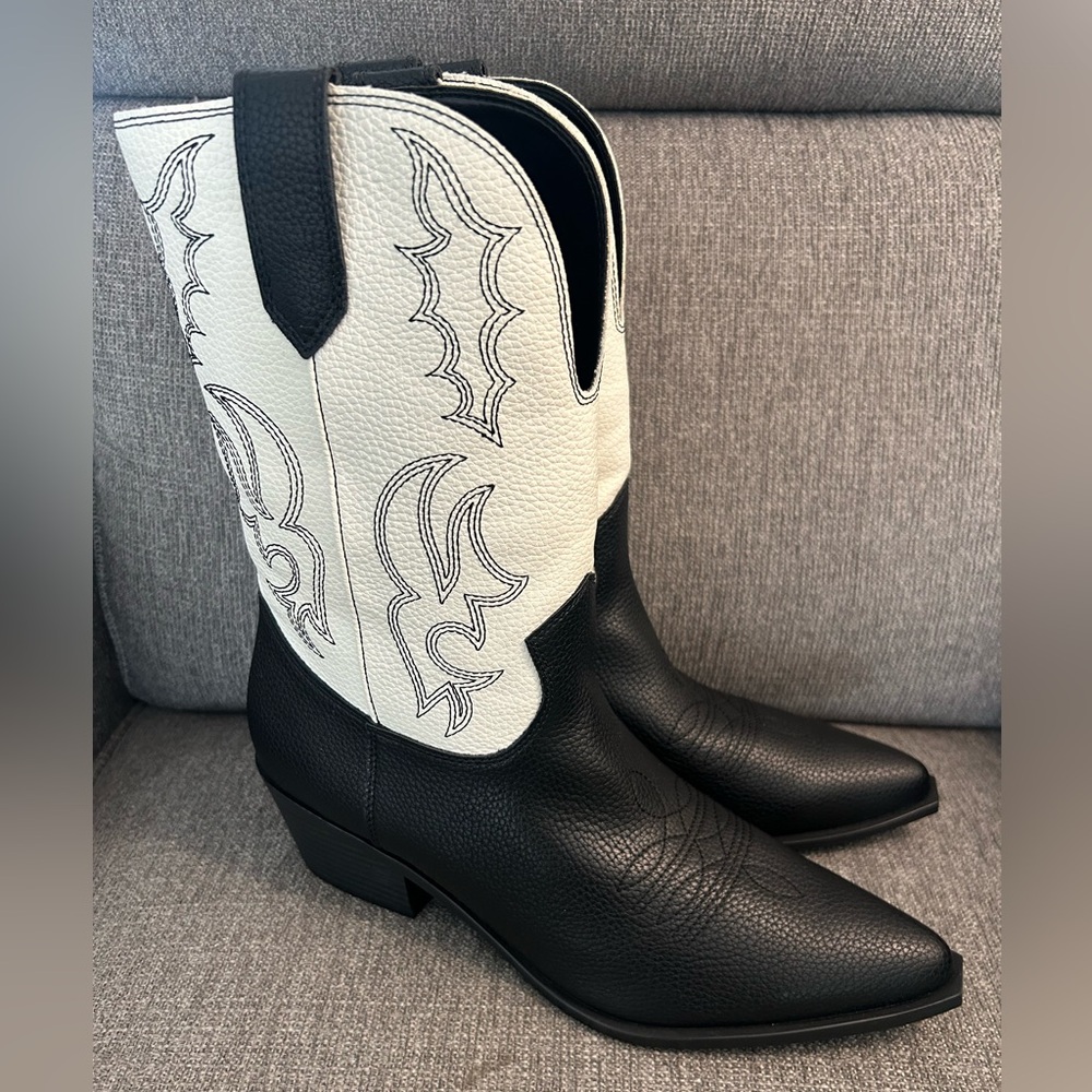 Nine West’s Yodown Western Booties in Black and White Womens size 11, new in box